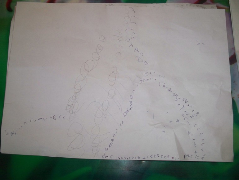 Ребенок рисует маленькие кружочки