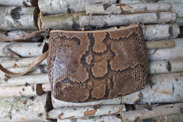 Сумка на ремешке из натуральной кожи питона