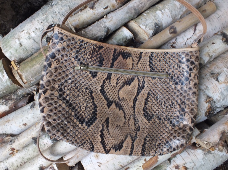 Сумка на ремешке из натуральной кожи питона