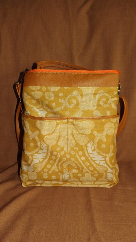 Сумка рыжая.