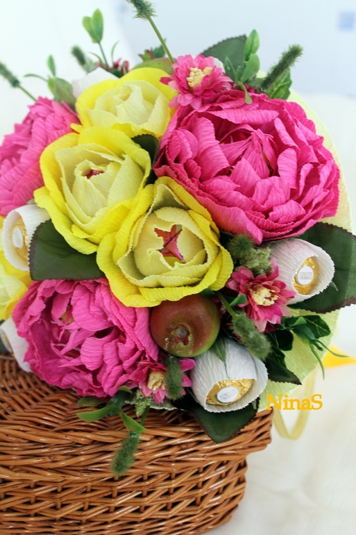 Букет из пионов и роз.