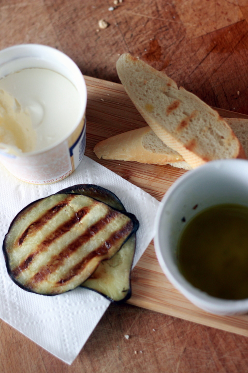 Постный салат с грибами, сухариками и кедровыми орешками