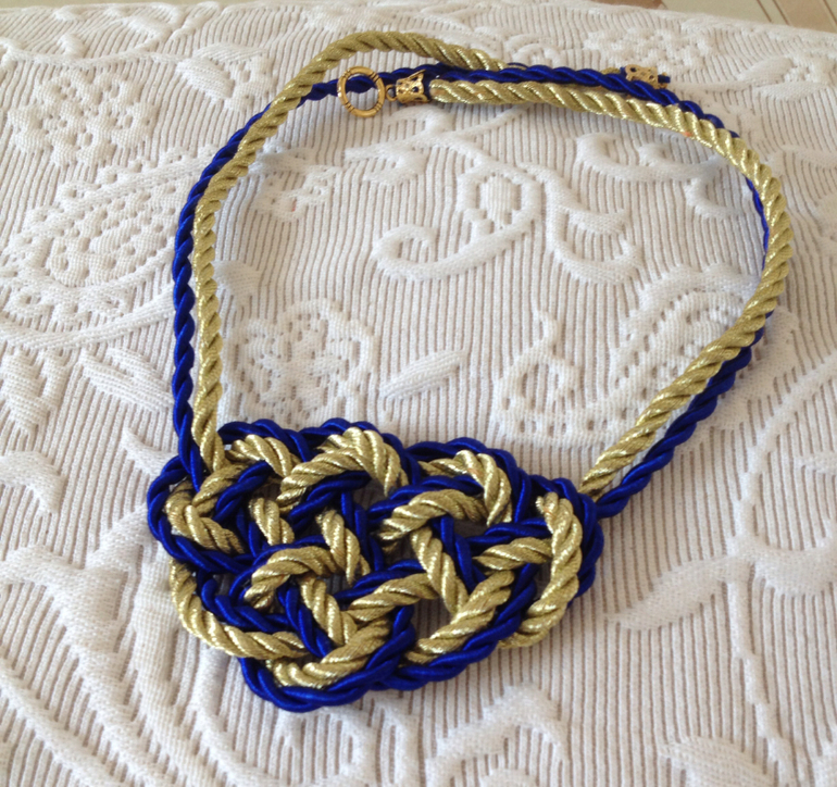 Колье из шнуров