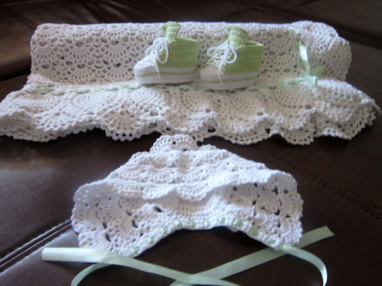 Плед,пинетки,чепчик....на выписку!