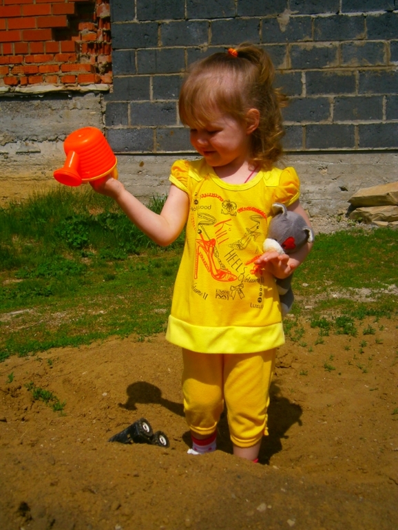 мы гуляем. только фото Катюшки. 1 г 10 мес.