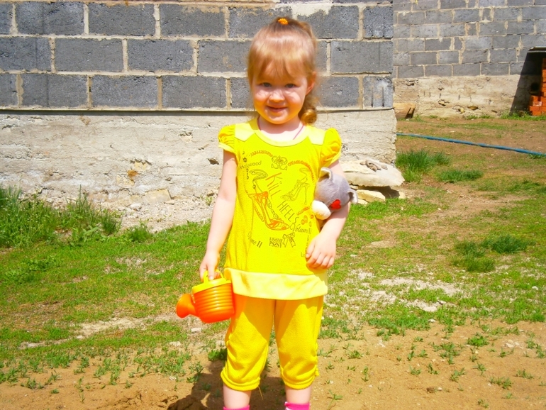 мы гуляем. только фото Катюшки. 1 г 10 мес.