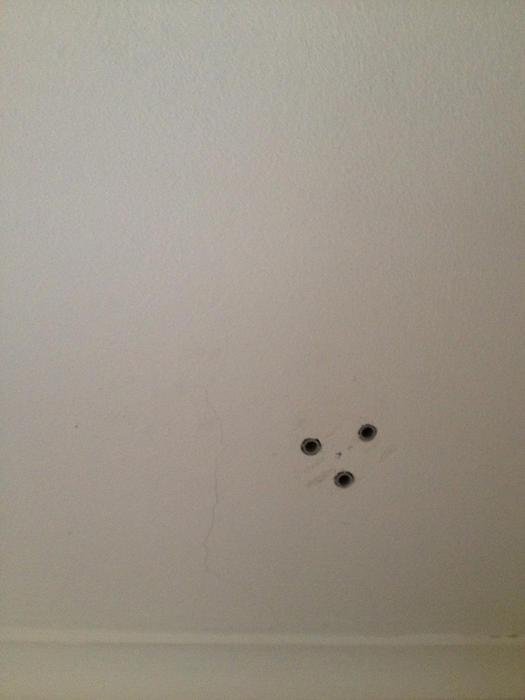 Подскажите, пожалуйста, от каких карнизов такие дырочки на потолке.