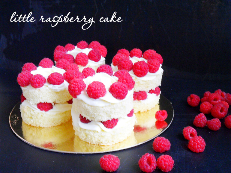 Миндально-малиновые мини тортики))