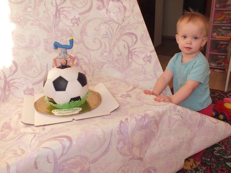 Футбольный мяч с брейкдансером