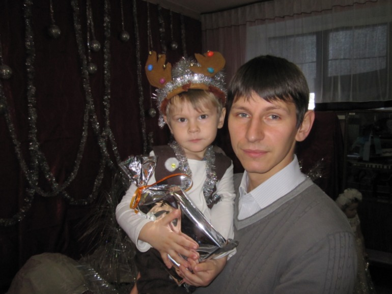 Первая елка Кирюхи)))