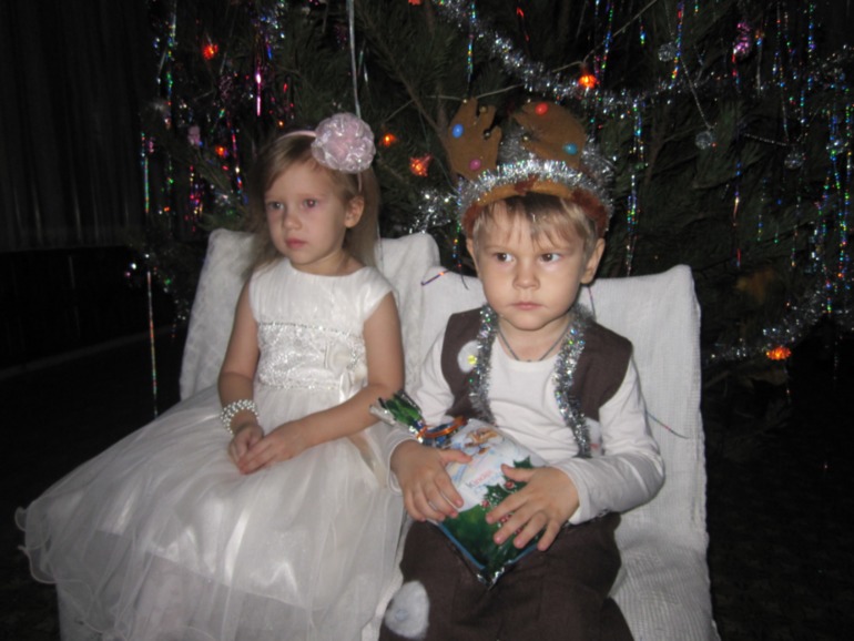 Первая елка Кирюхи)))