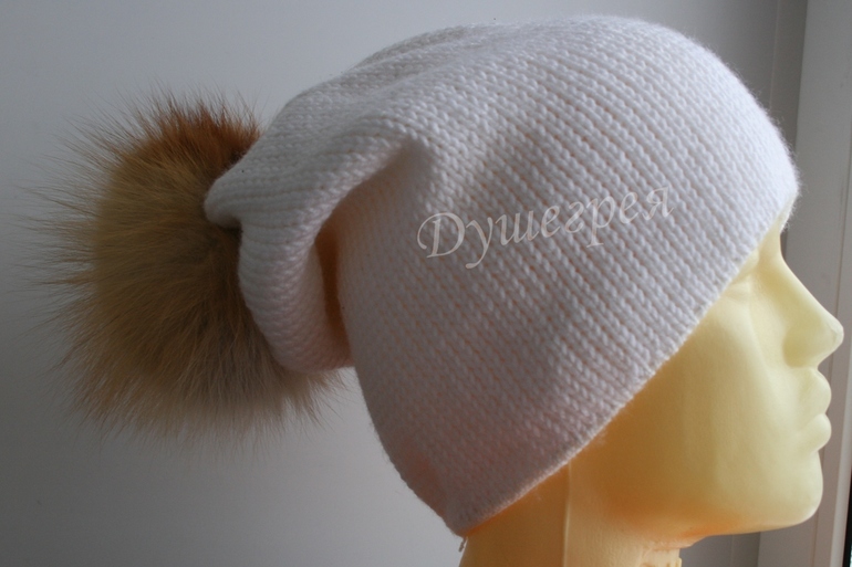 2 шапочки с разными помпонами