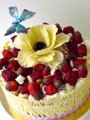 Фантазийный цветок и бабочка