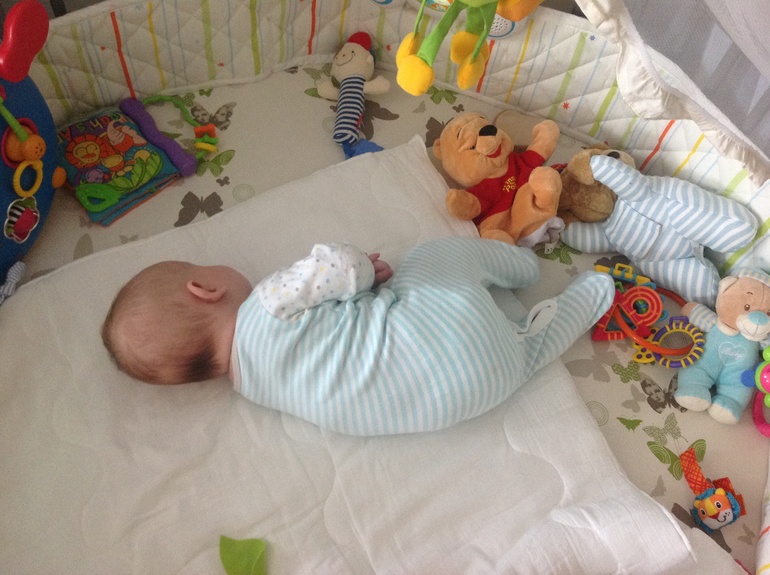 Перевернулся на животик