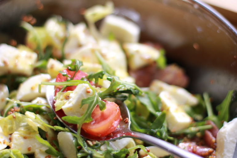 Салатик с пармским окороком и моцареллой