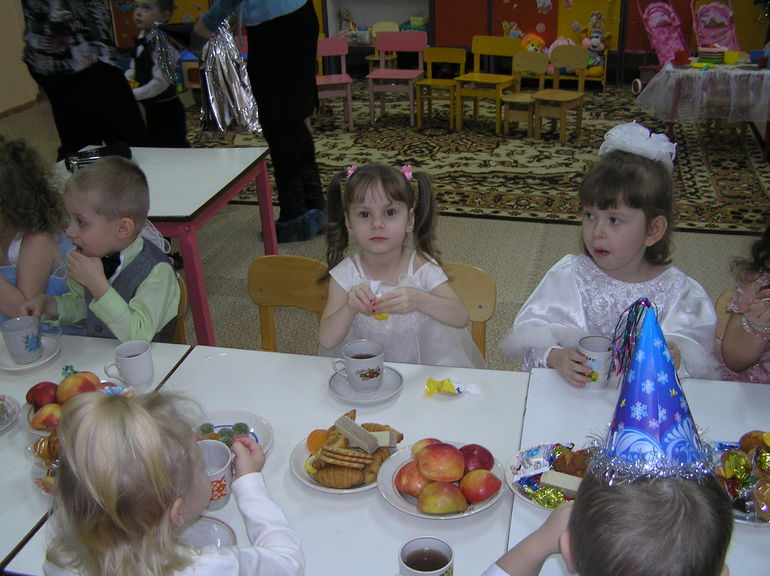 Наша первая елка в детском саду!