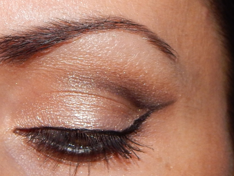 Макияж   в коричнево-золотых  оттенках