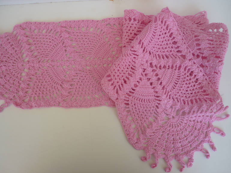 Розовый ажурный шарф крючком