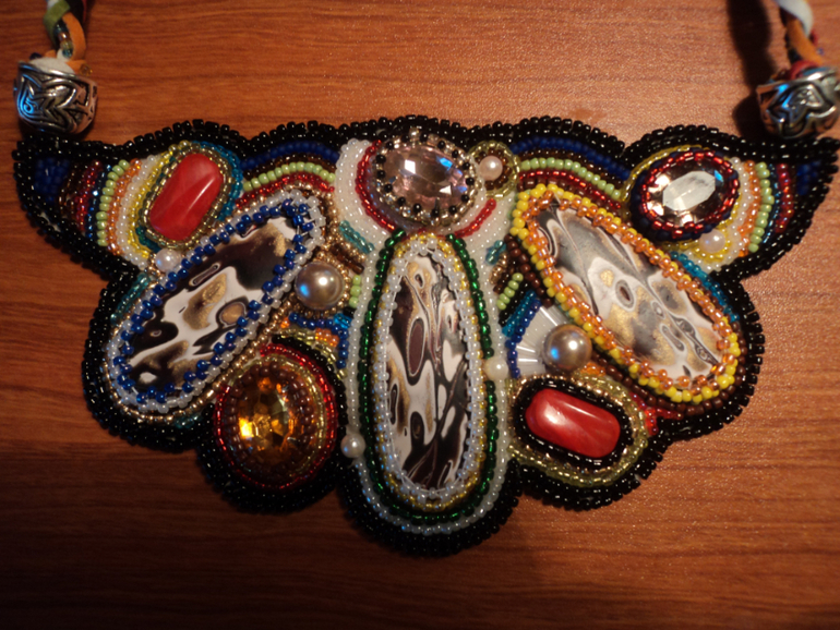 Импровизированное колье, вышитое бисером.