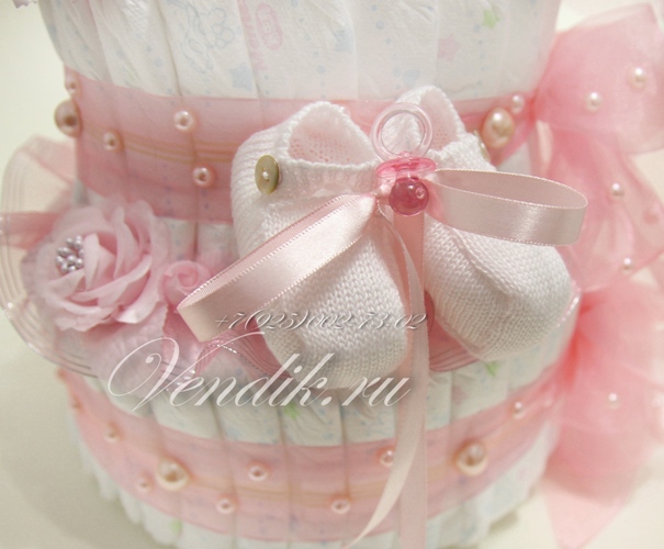 Нежный торт из памперсов для маленькой новорожденной красавицы.