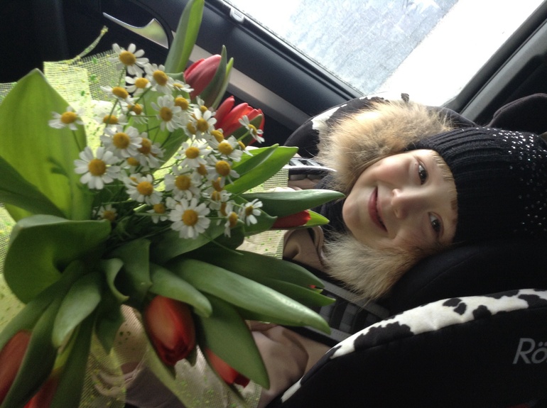 Милые мои девочки, с праздником вас!!! Счастья нам всем!) "люблю....