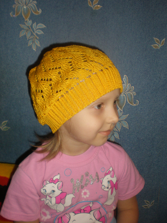 Ажурный беретик для крестницы.