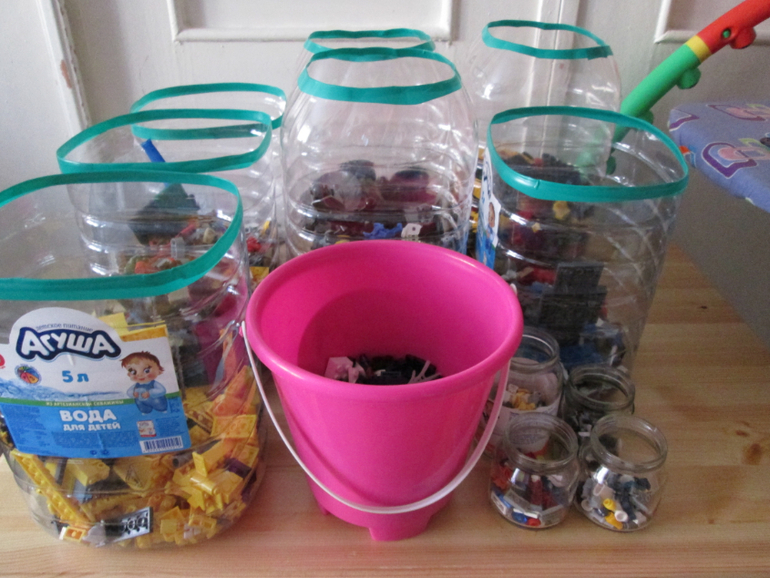 Контейнеры от киндер сюрпризов.