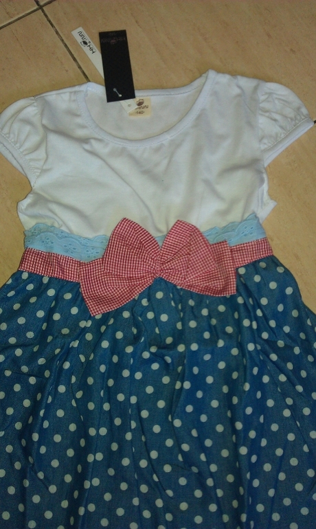 Оригинальные фото. Детское платье с юбочкой в белый горошек