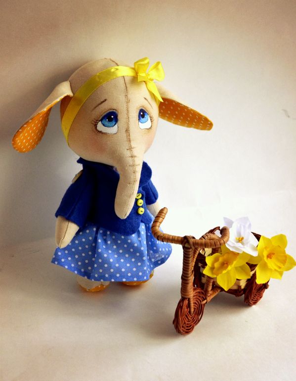 Слон с нарциссами