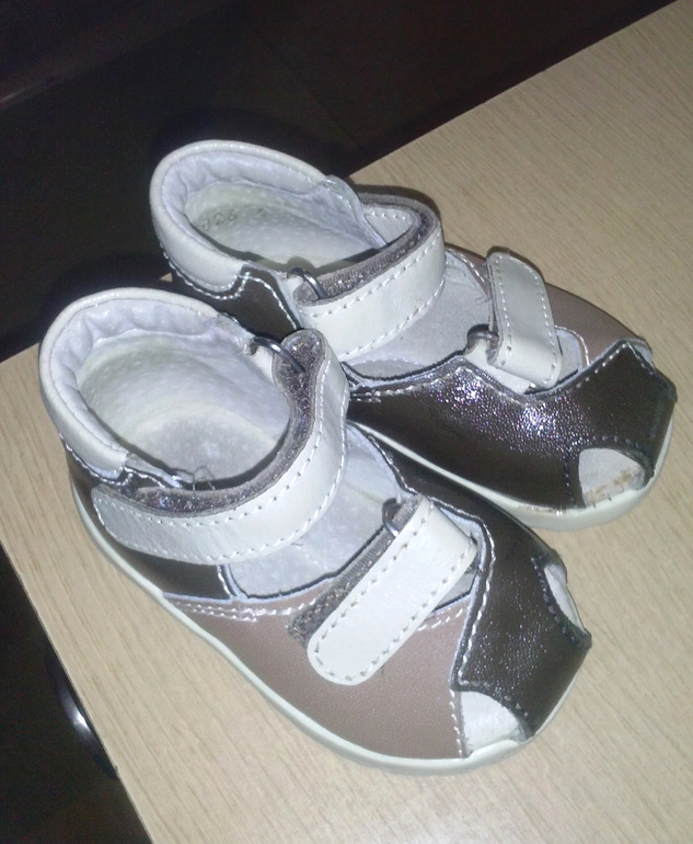 Босоножки на малыша 18 размер.