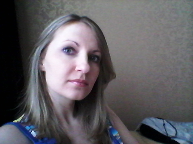 помогите выбрать цвет волос и прическу