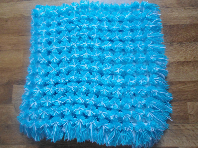 Моя первая работа. Плед из помпонов. Не судите строго