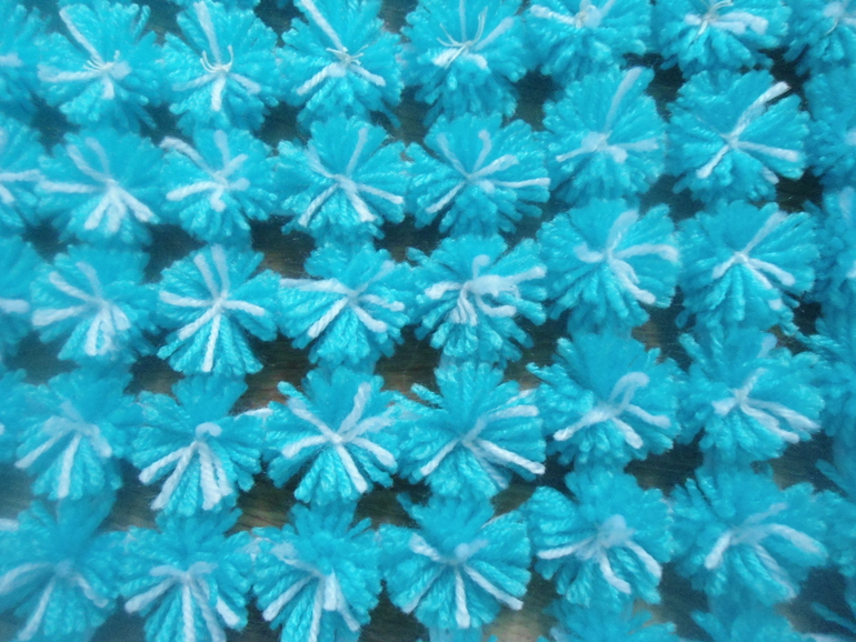 Моя первая работа. Плед из помпонов. Не судите строго