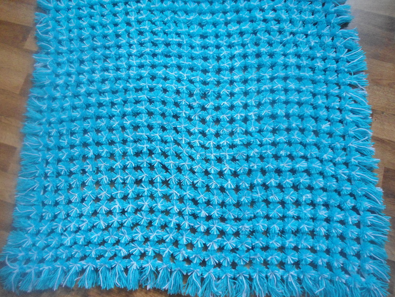 Моя первая работа. Плед из помпонов. Не судите строго