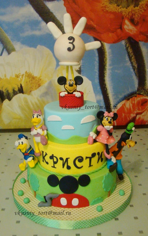 Торт с Микки Маусом и его друзьями.