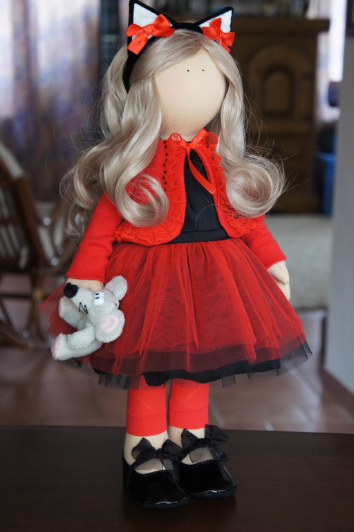 Алёнка и ещё одна кошечка.