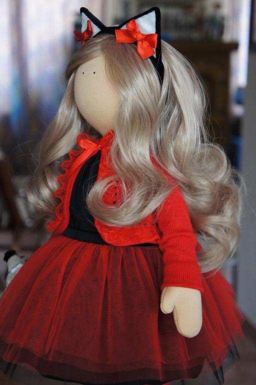 Алёнка и ещё одна кошечка.