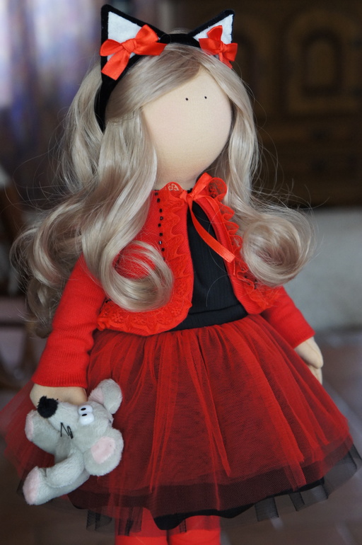 Алёнка и ещё одна кошечка.