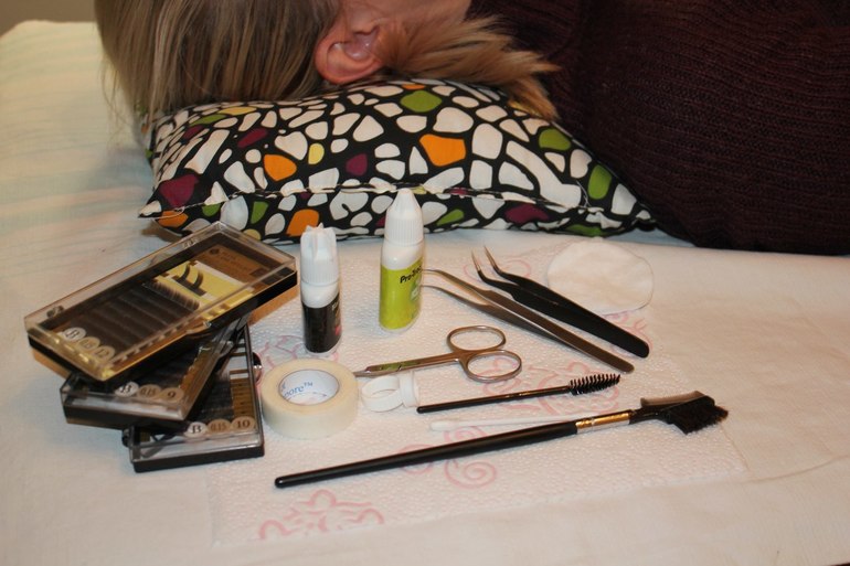 Как я училась реснички наращивать))))