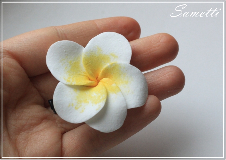 Яркие украшения и аксессуары на лето