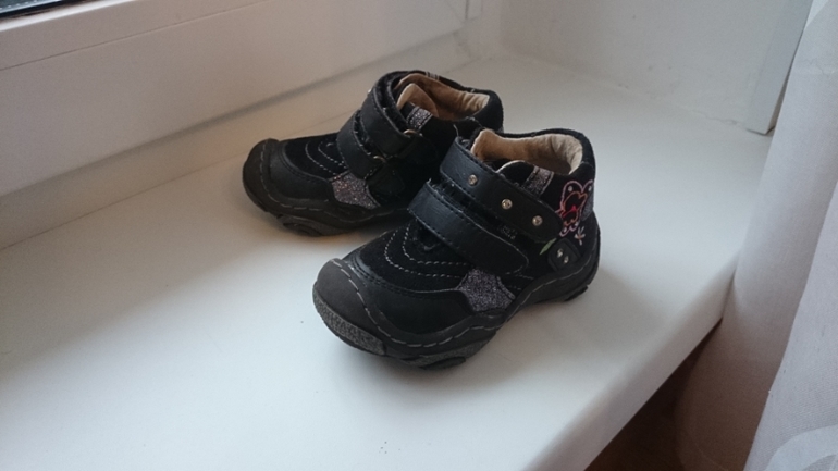 Отдам обувь на мальчика и девочку 19-20 размеры.