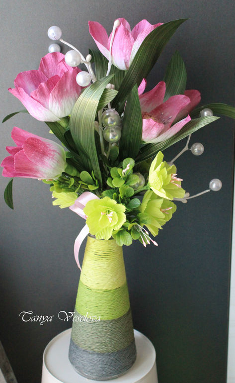 Девочки , поздравляю Вас с Праздником!За ваши руки, вашу нежность, За негасимый сердца жар, За дар любви и чувств безбрежность, За тайну ваших вечных чар. За мужество в житейской прозе, За блеск очей при свете эвезд, За вас, за эту цифру "8" - Сегодня подниму я тост!