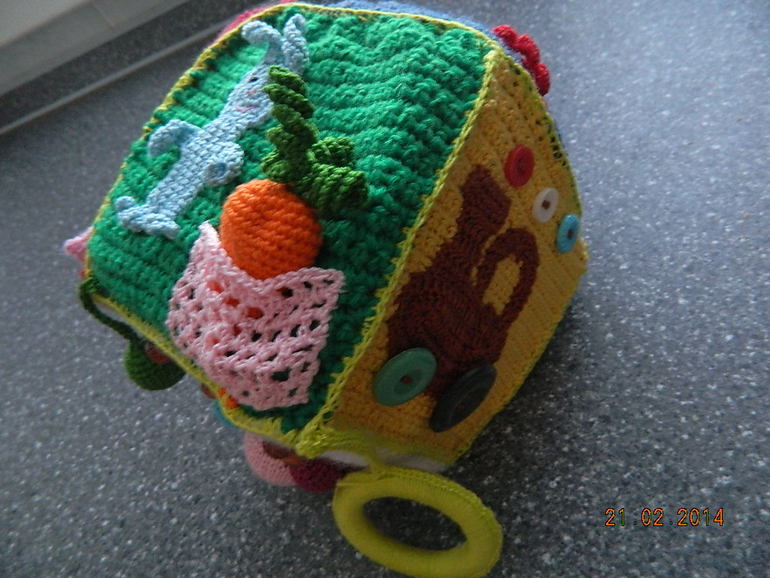 Развивающий кубик (вязаный)