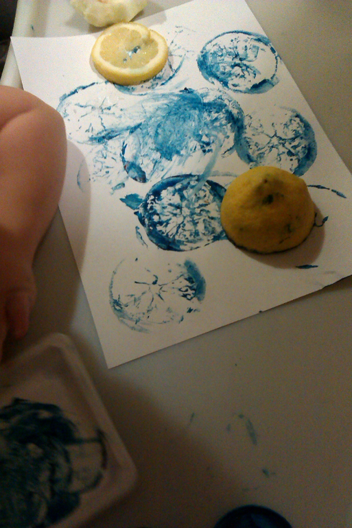 Рисуе акварелью на мокрой бумаге и лимоно