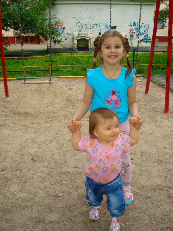 Девчонки играют