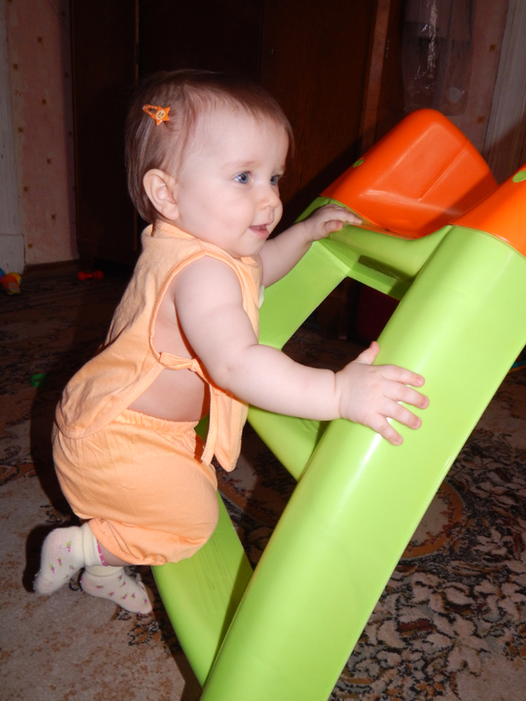 Научилась залезать на горку))