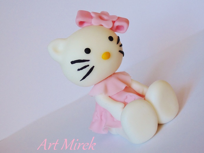 Kitty в цветущей сакуре.