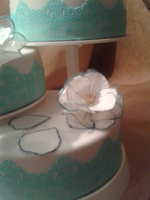 свадебный на этажерке