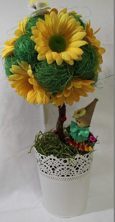 Деревце с желтыми цветами