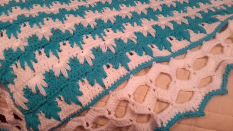 Пледы разные 3 штуки